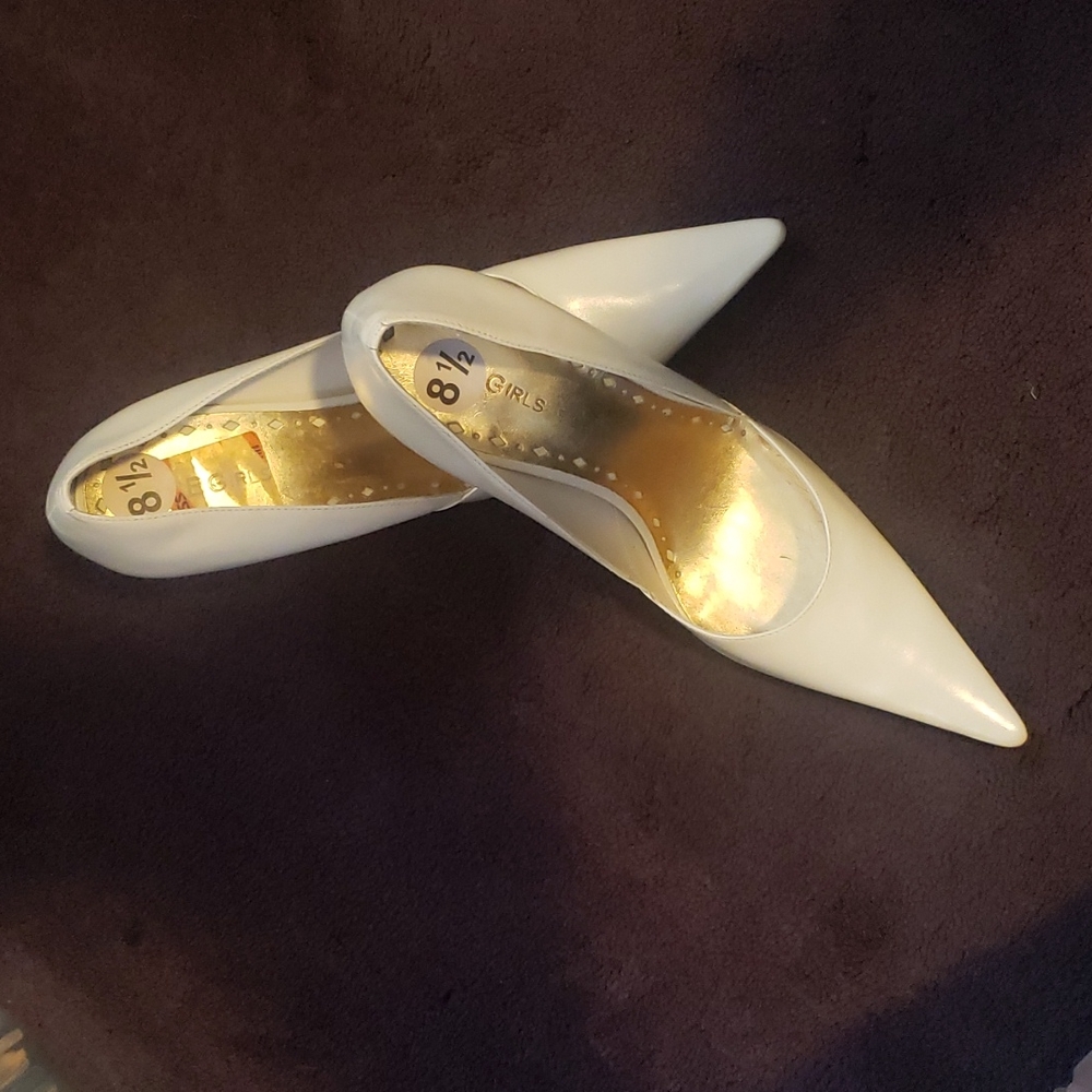BG Girls white 8.5  4 inches pump